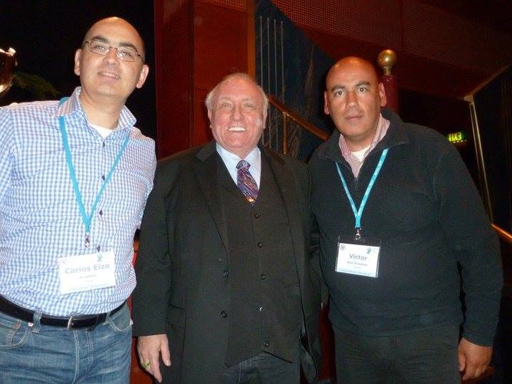 Drie mannen naast elkaar: Victors broer Carlos, Richard Bandler en Victor Kraemer