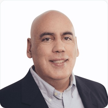 Portret van Victor Kraemer tegen een lichte achtergrond